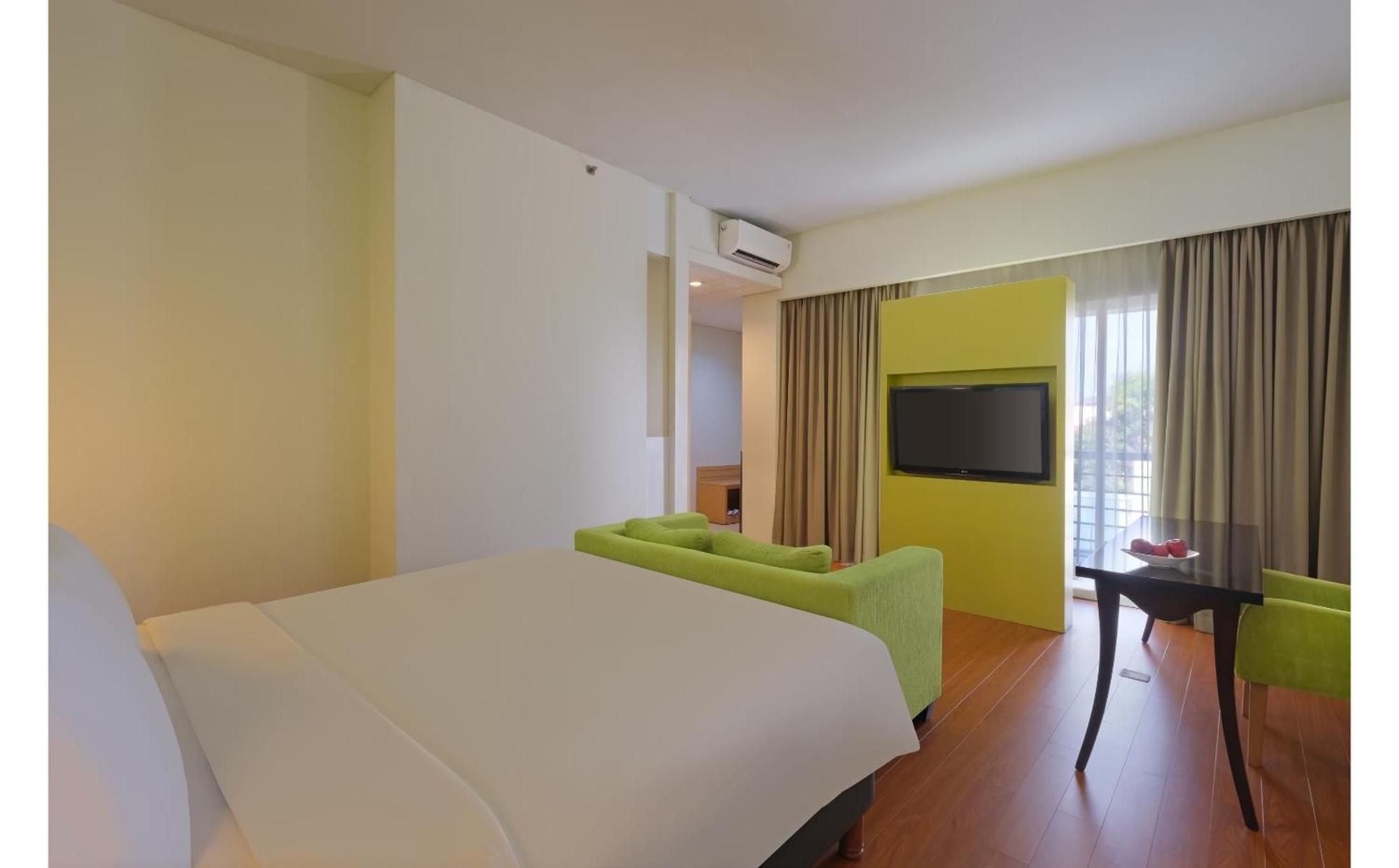 Quest Hotel Simpang Lima - Semarang By Aston Екстериор снимка