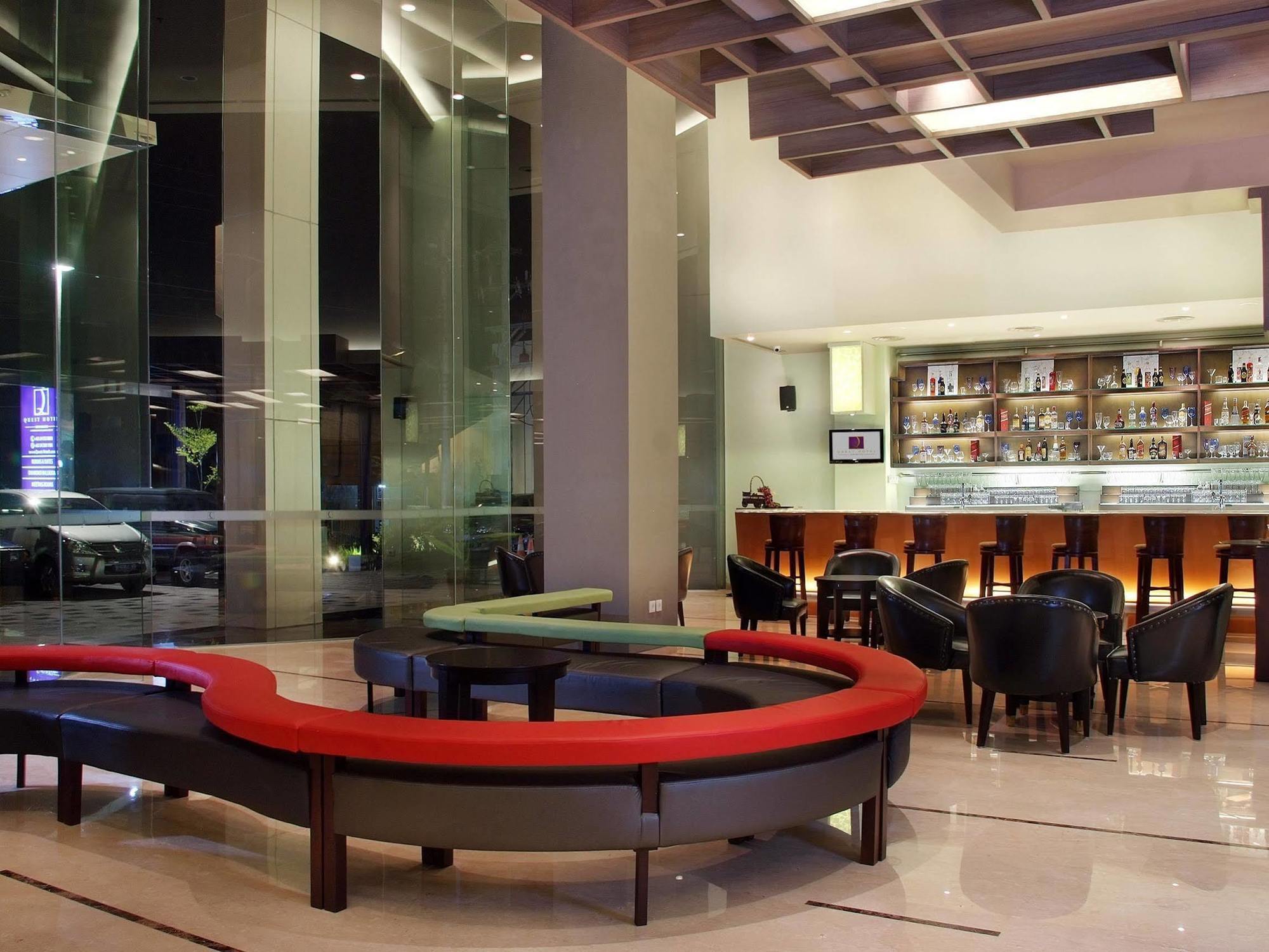 Quest Hotel Simpang Lima - Semarang By Aston Екстериор снимка